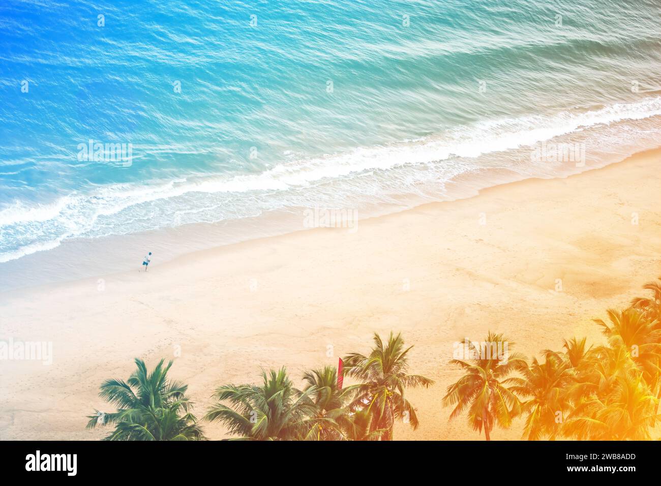 Drone vue d'une personne courant le long de la plage le matin, belles vagues de la mer, coucher de soleil d'été paysage marin Banque D'Images