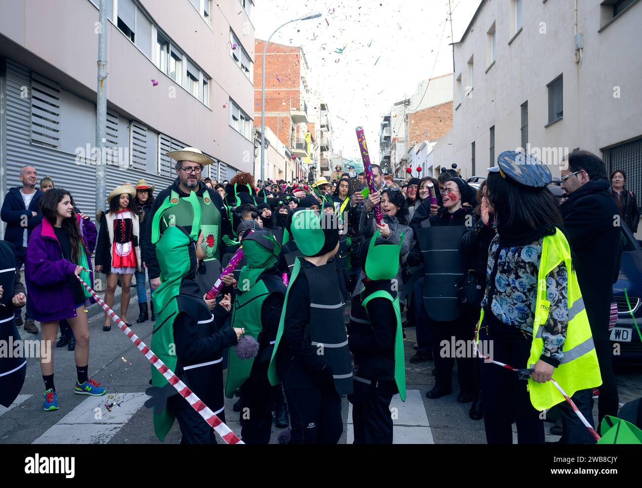 Barcelone, Espagne, le 13 février 2015 - le carnaval scolaire animé remplit les rues de Barcelone de parents et d'enfants en costumes, au rythme de la musique Banque D'Images