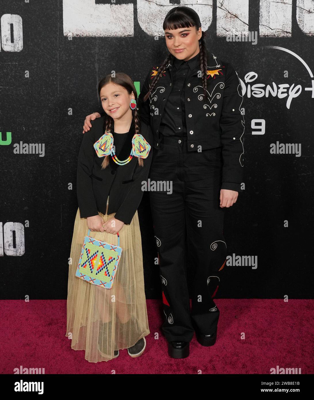 (De gauche à droite) Wren Zhawenim Gotts et Devery Jacobs au lancement ECHO des studios Marvel qui s'est tenu au Regency Village Theatre à Westwood, CA, le lundi 8 janvier 2023. (Photo de Sthanlee B. Mirador/Sipa USA) Banque D'Images