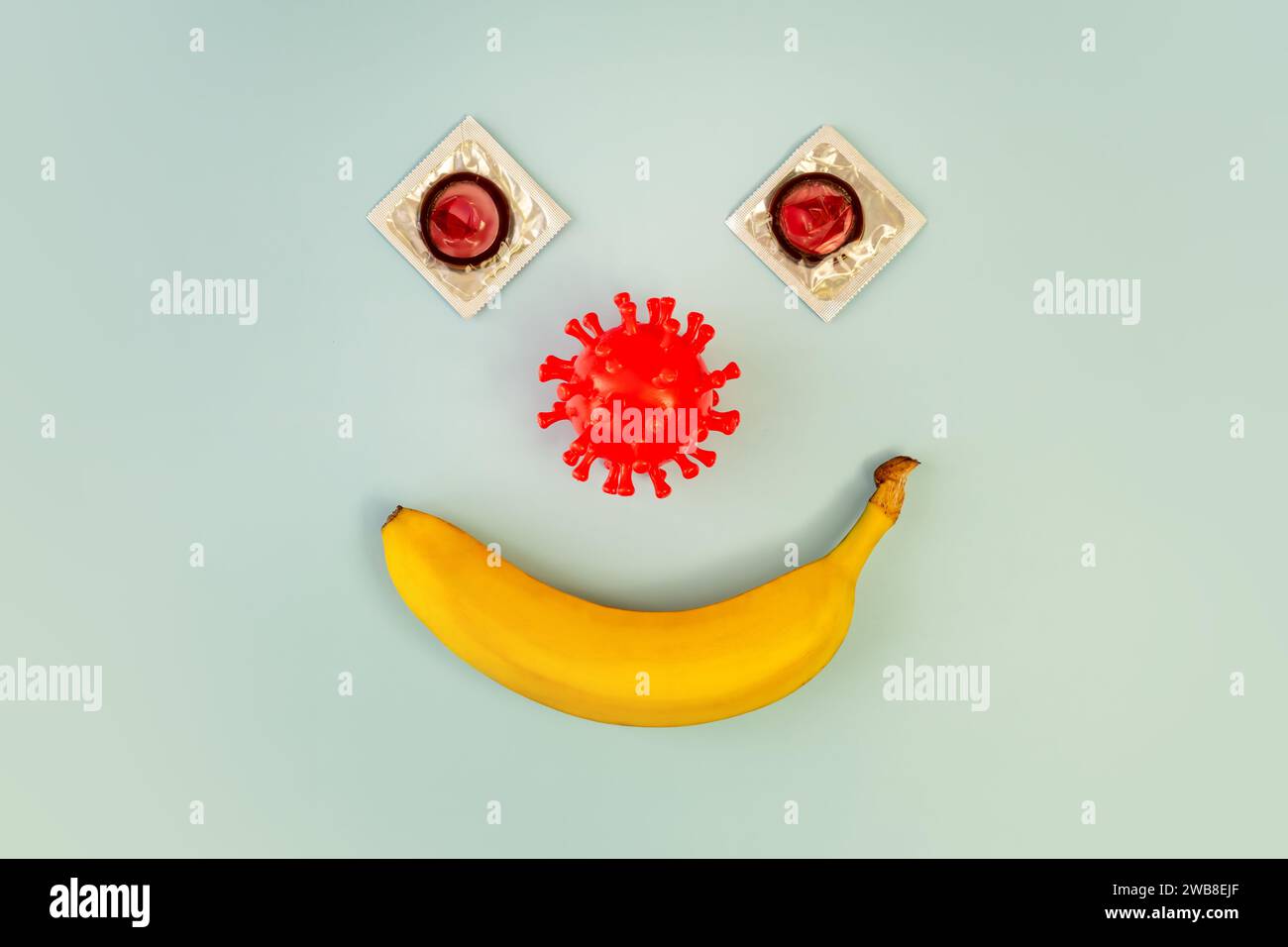 Préservatif sur une banane sur fond bleu, le concept de protection contre les maladies sexuellement transmissibles Banque D'Images