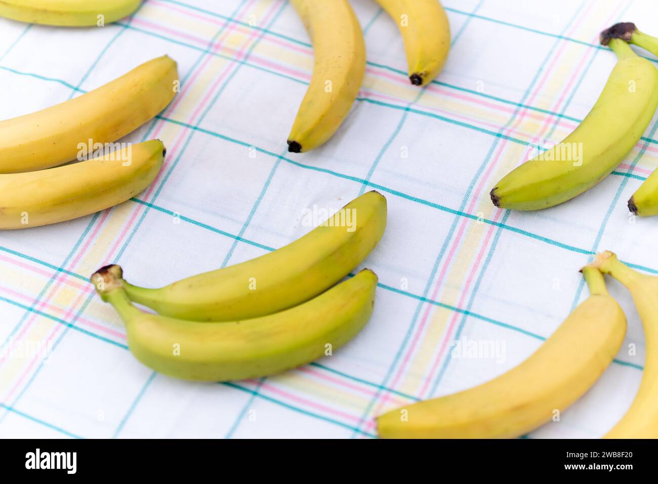 Plusieurs bananes sur tissu blanc, vue de dessus Banque D'Images