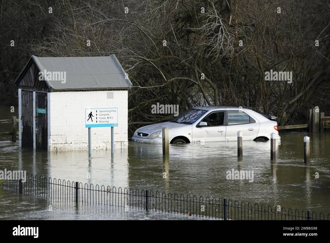 Une voiture dans un parking inondé à Wallingford dans l