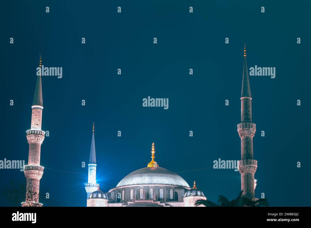 Sultanahmet Camii ou Sultan Ahmed ou Mosquée Bleue la nuit. Ramadan ou photo conceptuelle islamique avec espace de copie pour les textes. Banque D'Images