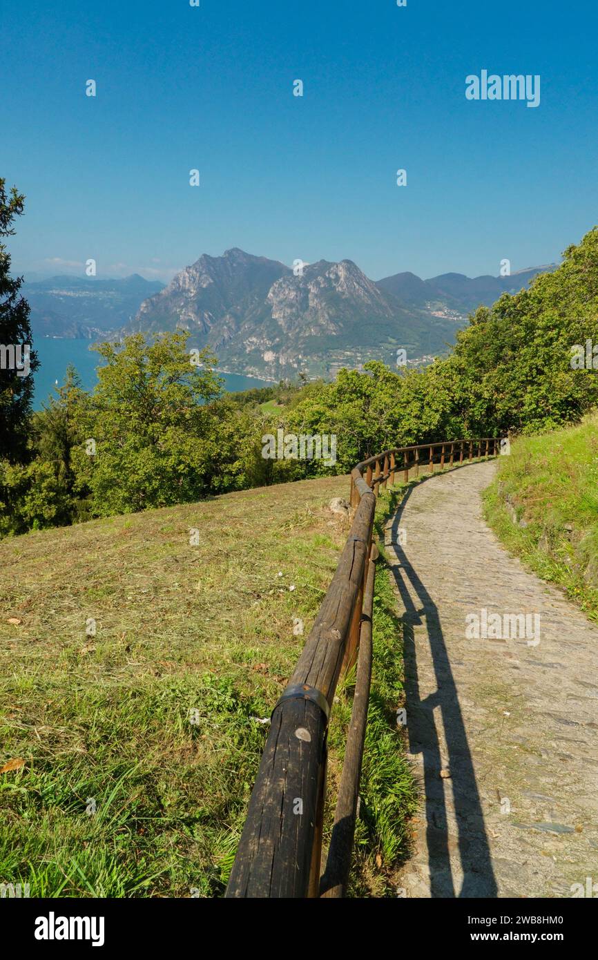 En regardant vers le bas de la route de randonnée de Santuario della Madonna della Ceriola église de colline de Monte Isola Lac Iseo Italie. Septembre 2023. Banque D'Images