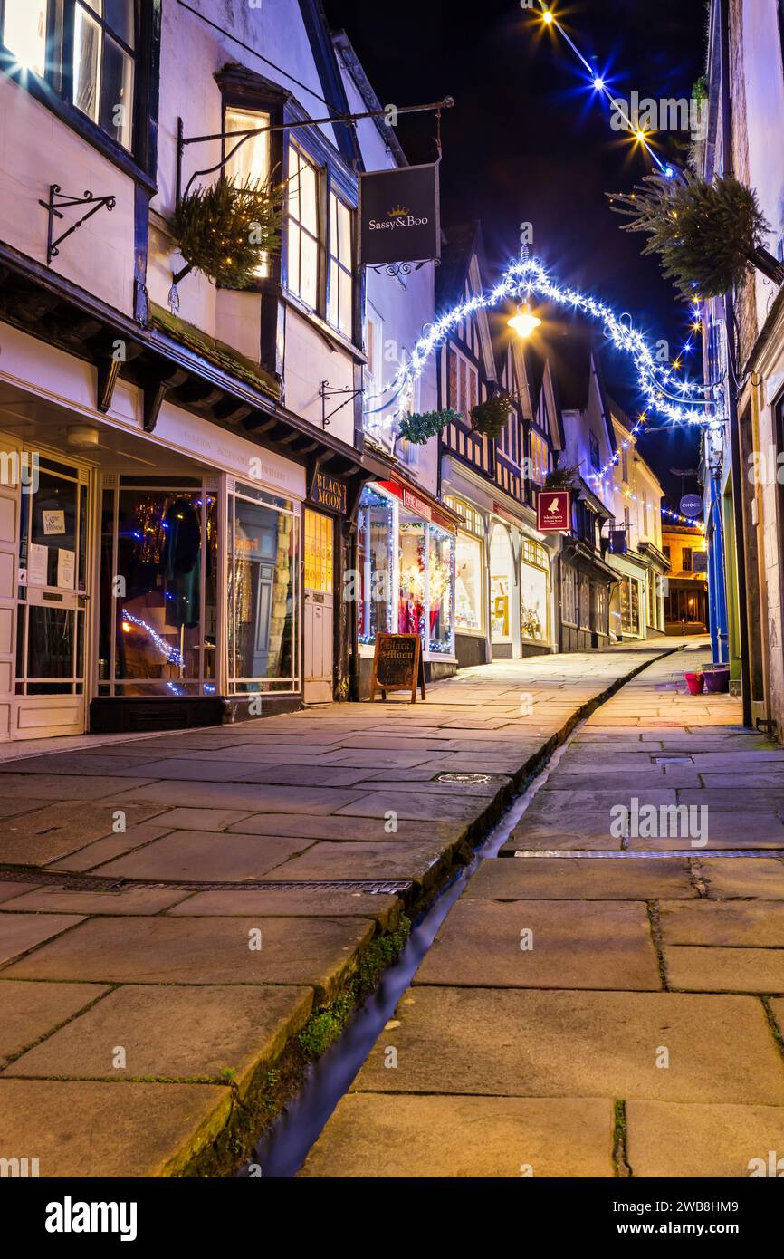 Rue à bas prix illuminée par les lumières de Noël à Frome, Somerset Banque D'Images