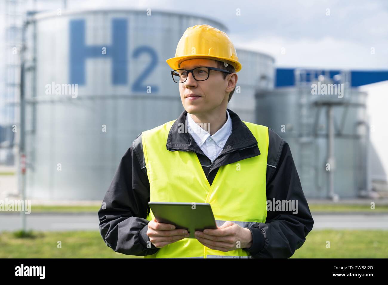 Ingénieur avec une tablette informatique sur un fond de l'usine d'hydrogène. Banque D'Images