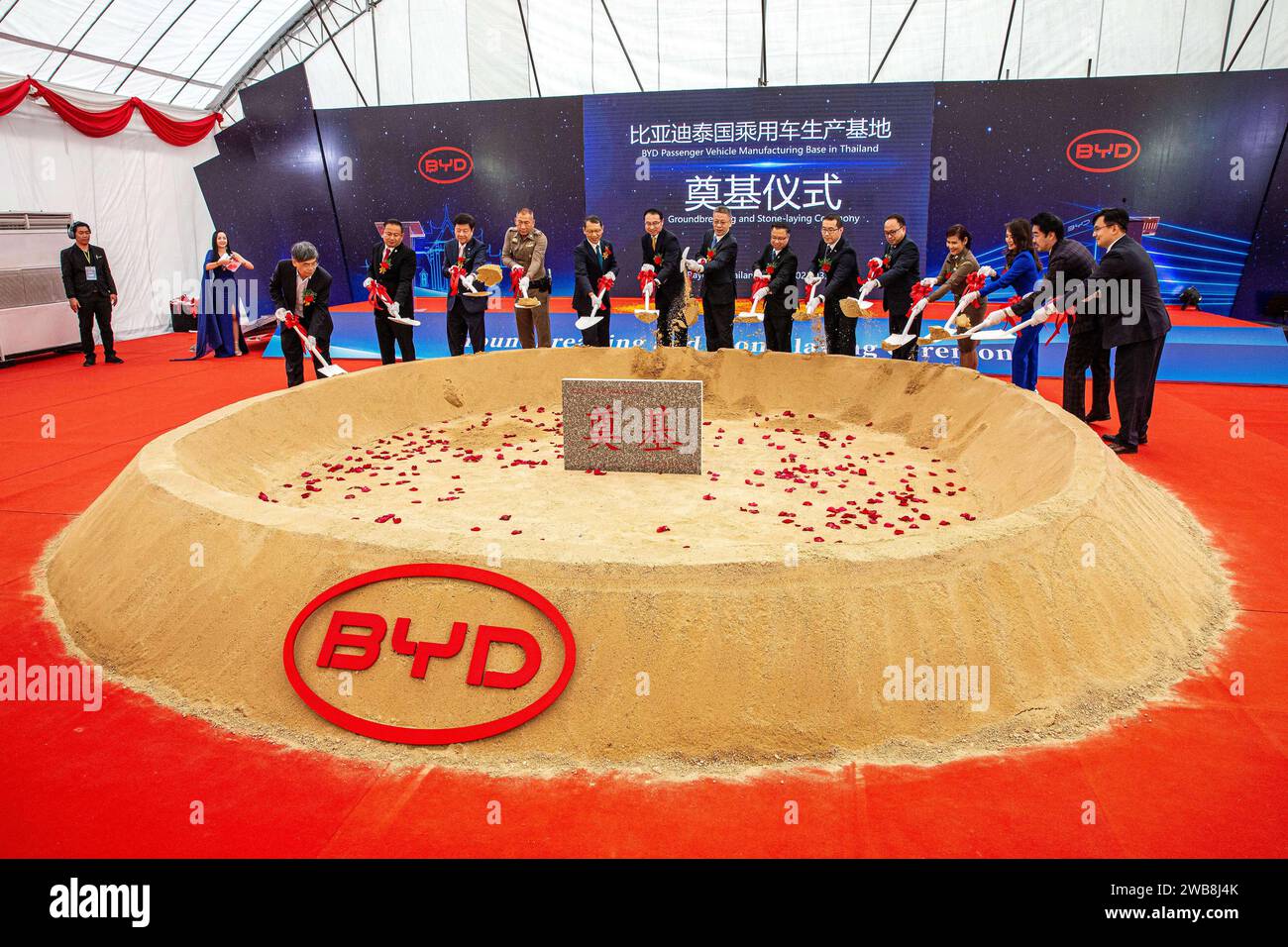 Guangzhou, Thaïlande. 10 mars 2023. Les participants assistent à la cérémonie d'inauguration de la base de fabrication de véhicules de tourisme BYD en Thaïlande, à Rayong, Thaïlande, le 10 mars 2023. Crédit : Wang Teng/Xinhua/Alamy Live News Banque D'Images