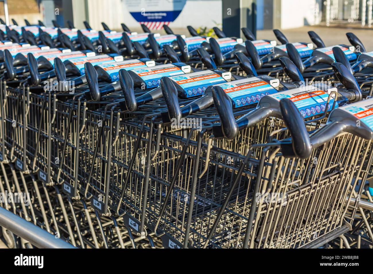 Hockenheim, Allemagne - 03 janvier 2024 : chariots de supermarché Aldi. Aldi est une chaîne de supermarchés allemande Banque D'Images