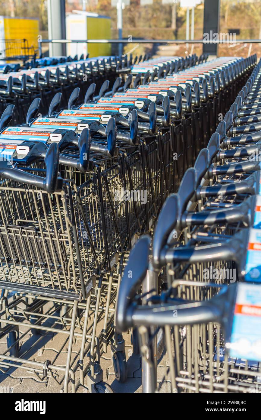 Hockenheim, Allemagne - 03 janvier 2024 : chariots de supermarché Aldi. Aldi est une chaîne de supermarchés allemande Banque D'Images