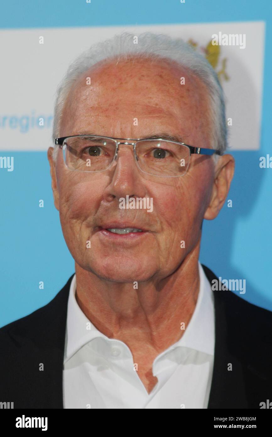 Franz Anton Beckenbauer, geboren am 11.09.1945, gestorben am 07.01.2024 war ein deutscher Fussballspieler, Trainer und Fussballfunktionär. Während seiner Profikarriere von 1964 bis 1983 spielte er überwiegend beim FC Bayern München, ausserdem BEI Cosmos New York und dem Hamburger SV. Foto : Franz Beckenbauer BEI der Preisverleihung Bayerischer Sportpreis in der BMW Welt in München. *** Franz Anton Beckenbauer, né en 11 09 1945, mort en 07 01 2024, était un joueur de football allemand, entraîneur et officiel de football au cours de sa carrière professionnelle de 1964 à 1983, il a joué principalement pour le FC Bayern Munich Banque D'Images