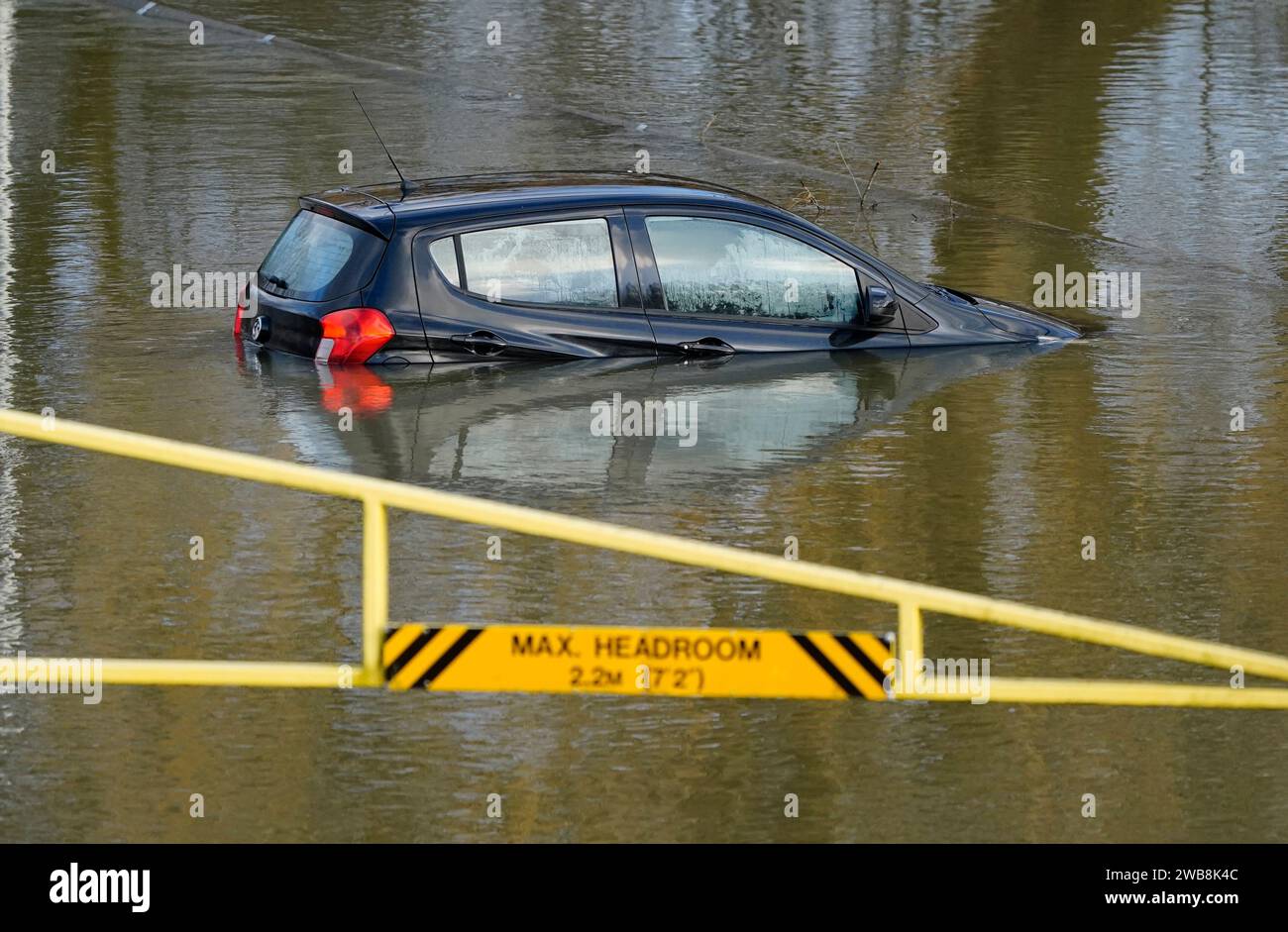 Une voiture dans un parking inondé à Wallingford dans l