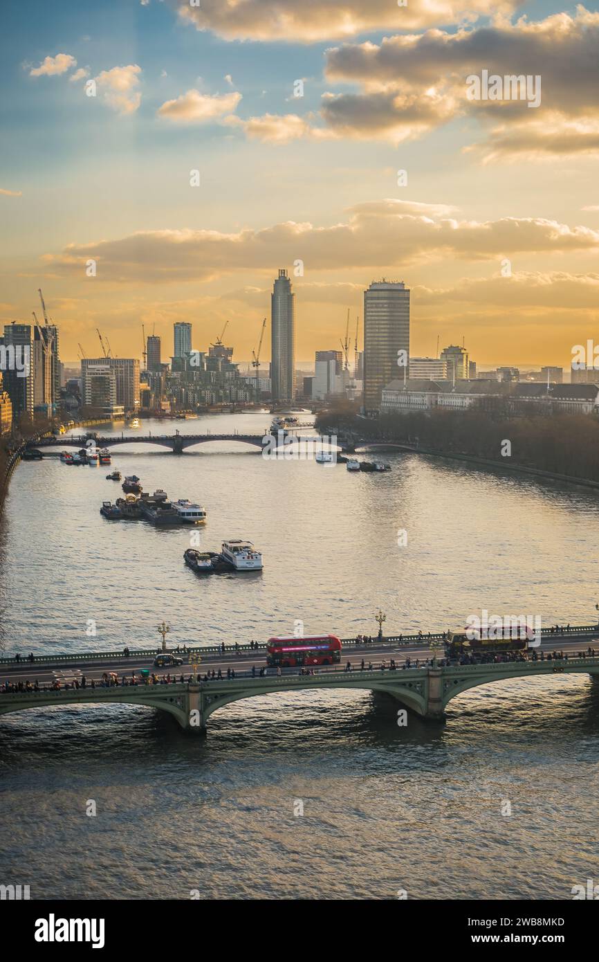 Vue du London Eye au London Bridge, Angleterre, Royaume-Uni Banque D'Images