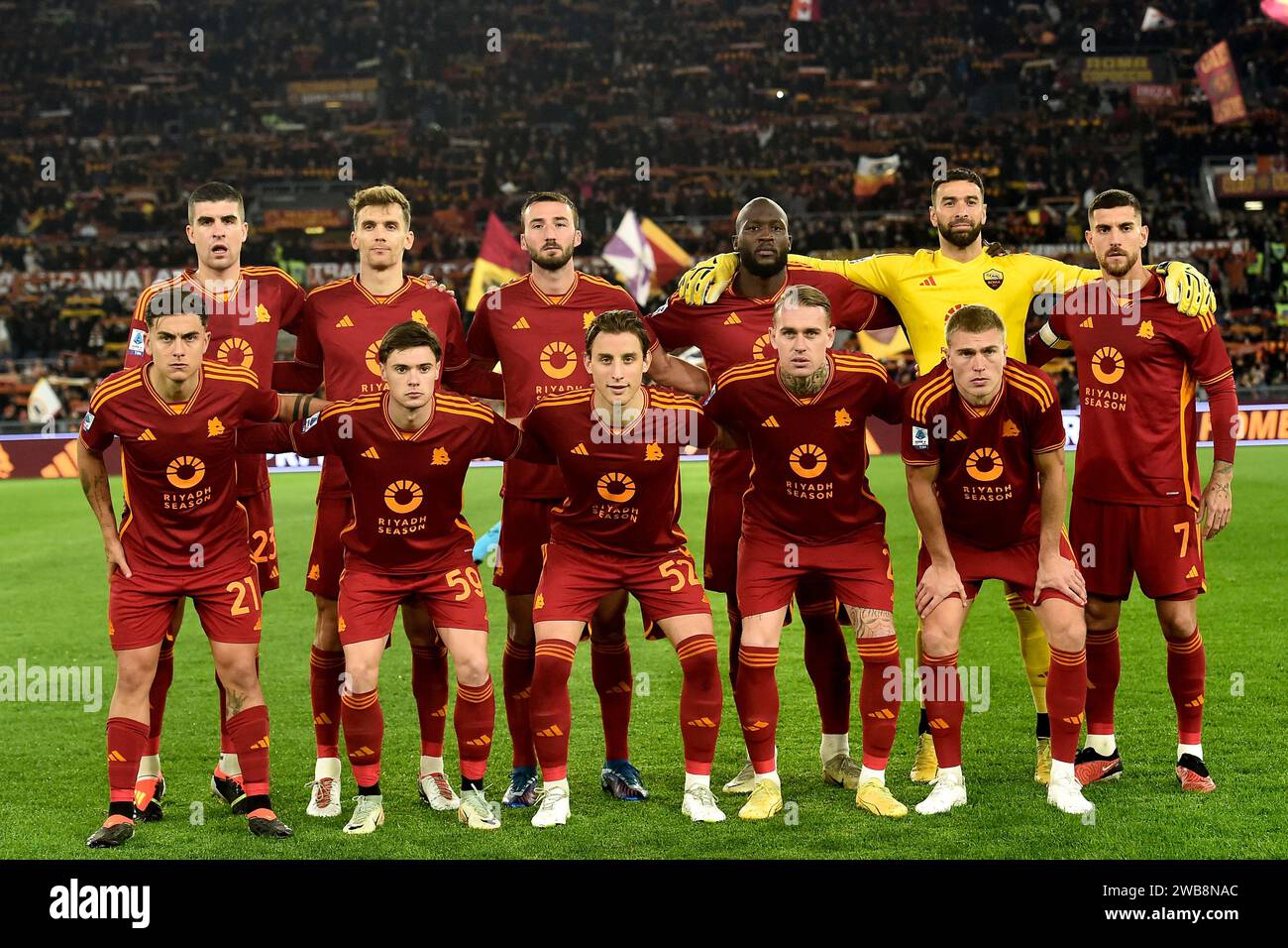 ALORS QUE les joueurs roms posent pour une photo d’équipe lors du match de football Serie A entre L’AS Roma et l’Atalanta BC au stade Olimpico de Rome (Italie), le 7 janvier 2024. Banque D'Images