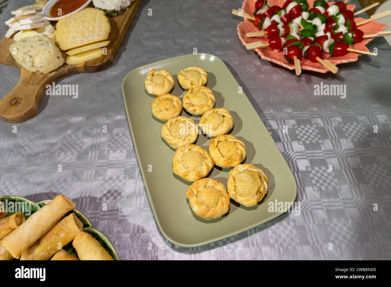 Mini pâtisseries au poulet servies sur un plateau lors d'un rassemblement festif. Banque D'Images