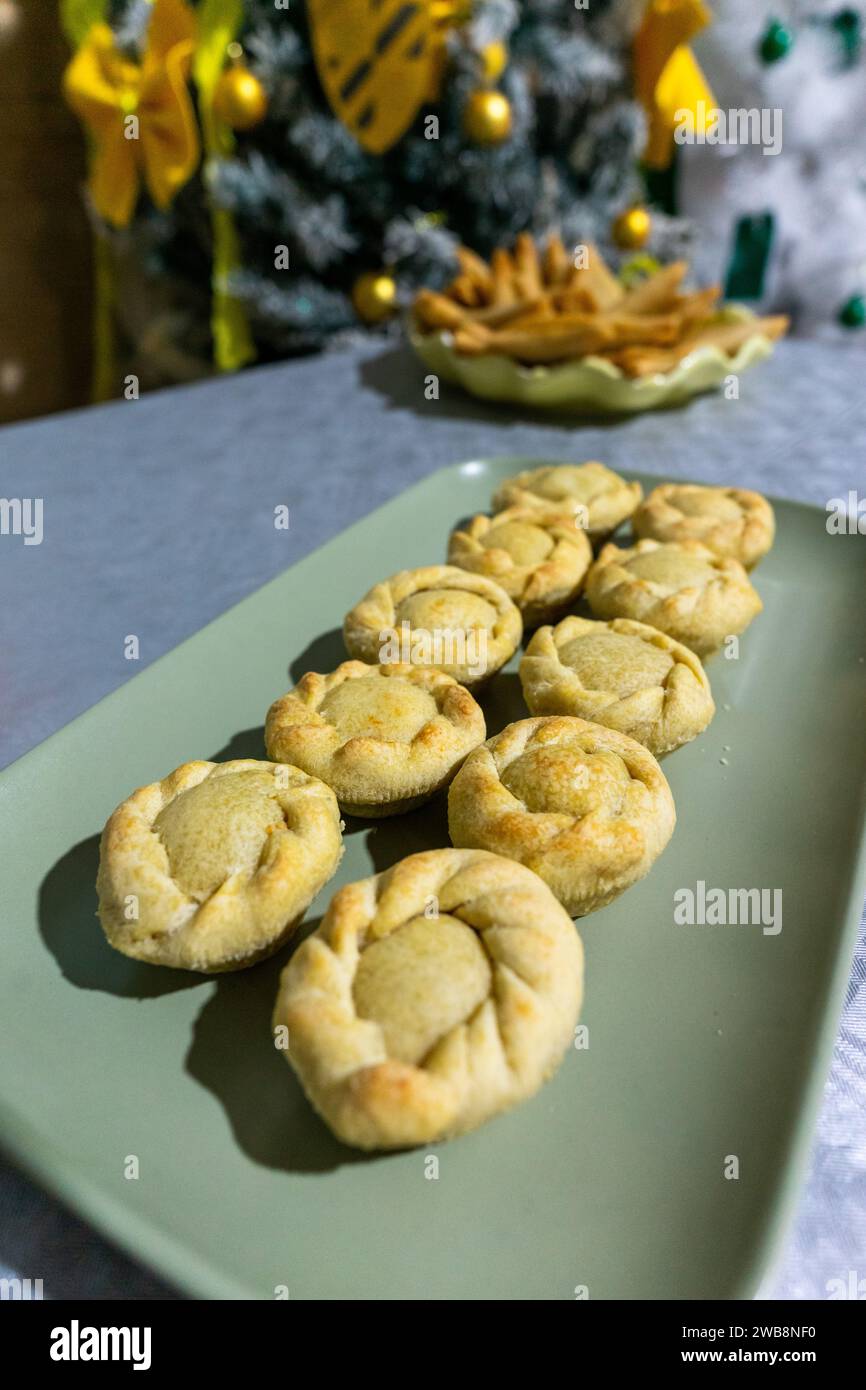Mini pâtisseries au poulet servies sur un plateau lors d'un rassemblement festif. Banque D'Images