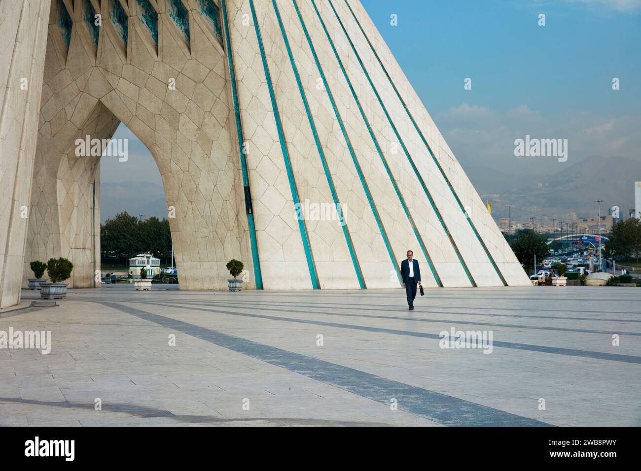 L'homme marche à la tour Azadi (Tour de la liberté), un monument emblématique de Téhéran, en Iran. Banque D'Images