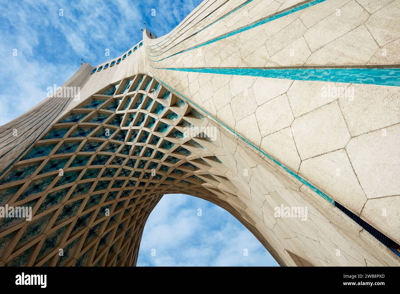 Une vue à faible angle de la Tour Azadi (Tour de la liberté), un monument emblématique de Téhéran, en Iran. Banque D'Images