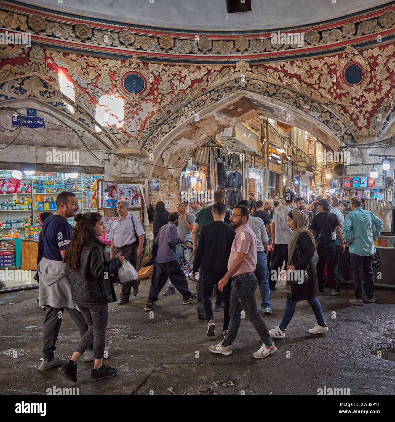 Les gens marchent dans le Grand Bazar historique à Téhéran, en Iran. Banque D'Images