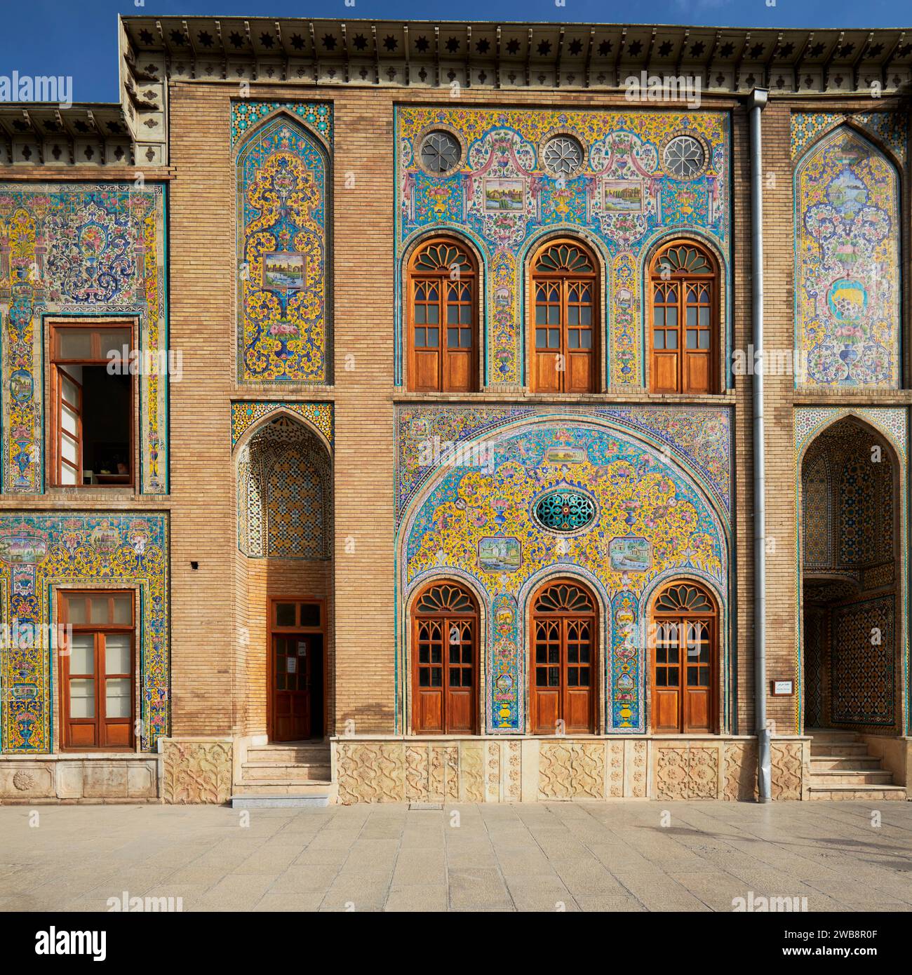 Carrelage élaboré sur la façade du bâtiment du trône de marbre dans le palais du Golestan, site du patrimoine mondial de l'UNESCO. Téhéran, Iran. Banque D'Images