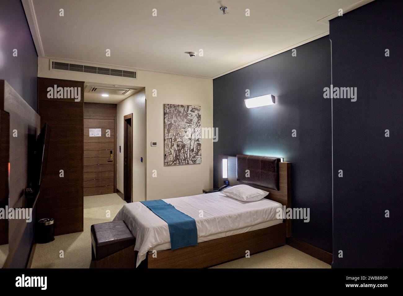 Vue intérieure d'une chambre simple de l'hôtel Atana à Téhéran, Iran. Banque D'Images