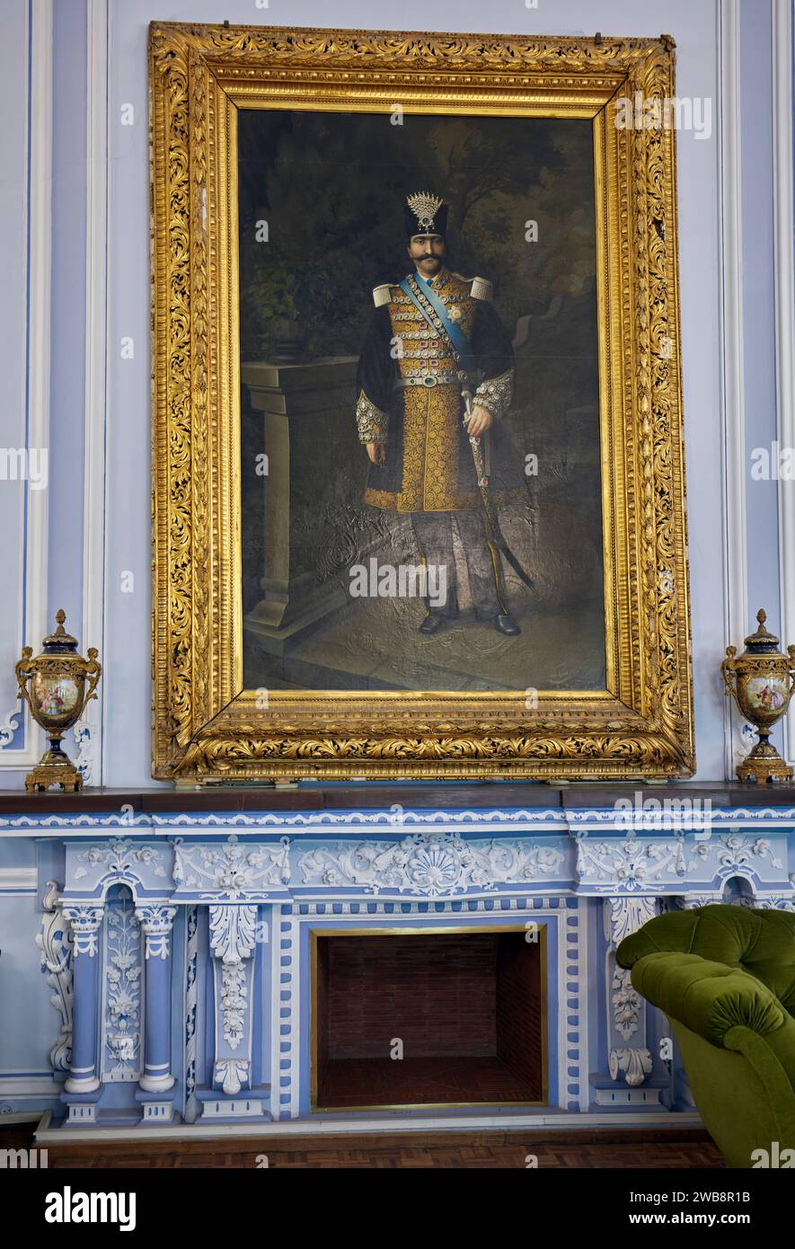Portrait de Shah Nasser ed DIN en robe royale affichée dans la salle d'Ivoire du palais du Golestan, résidence royale de la dynastie Qajar. Téhéran, Iran. Banque D'Images