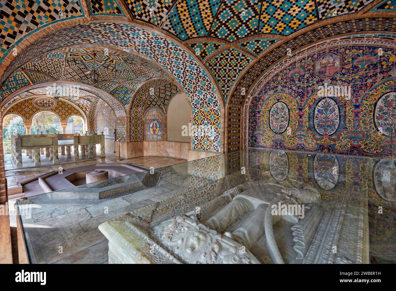 La pierre tombale en marbre de Nasser ed DIN Shah au Karim Khani NOOK, une structure du palais du Golestan datant de 1759. Téhéran, Iran. Banque D'Images