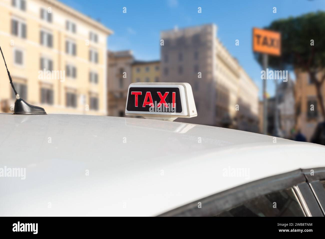 Taxi blanc italien. Station de taxi, Italie. Banque D'Images