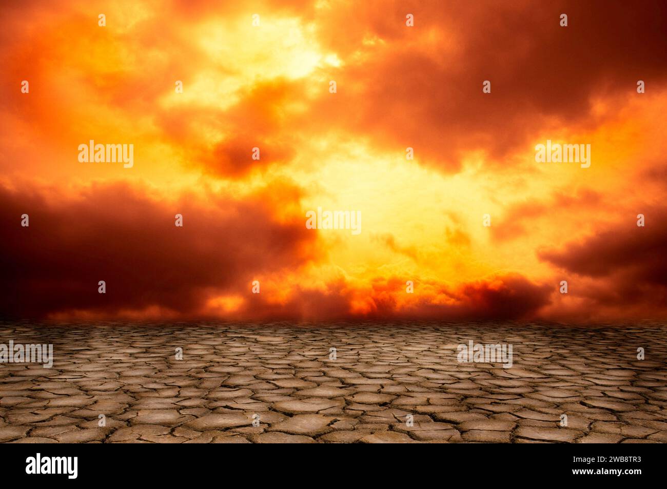 ciel rouge dramatique et paysage de sécheresse, concept de réchauffement climatique Banque D'Images