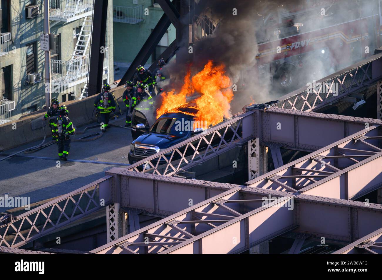 Une vue aérienne du service d'incendie en réponse à un incendie de voiture sur le pont Queensborough à New York Banque D'Images