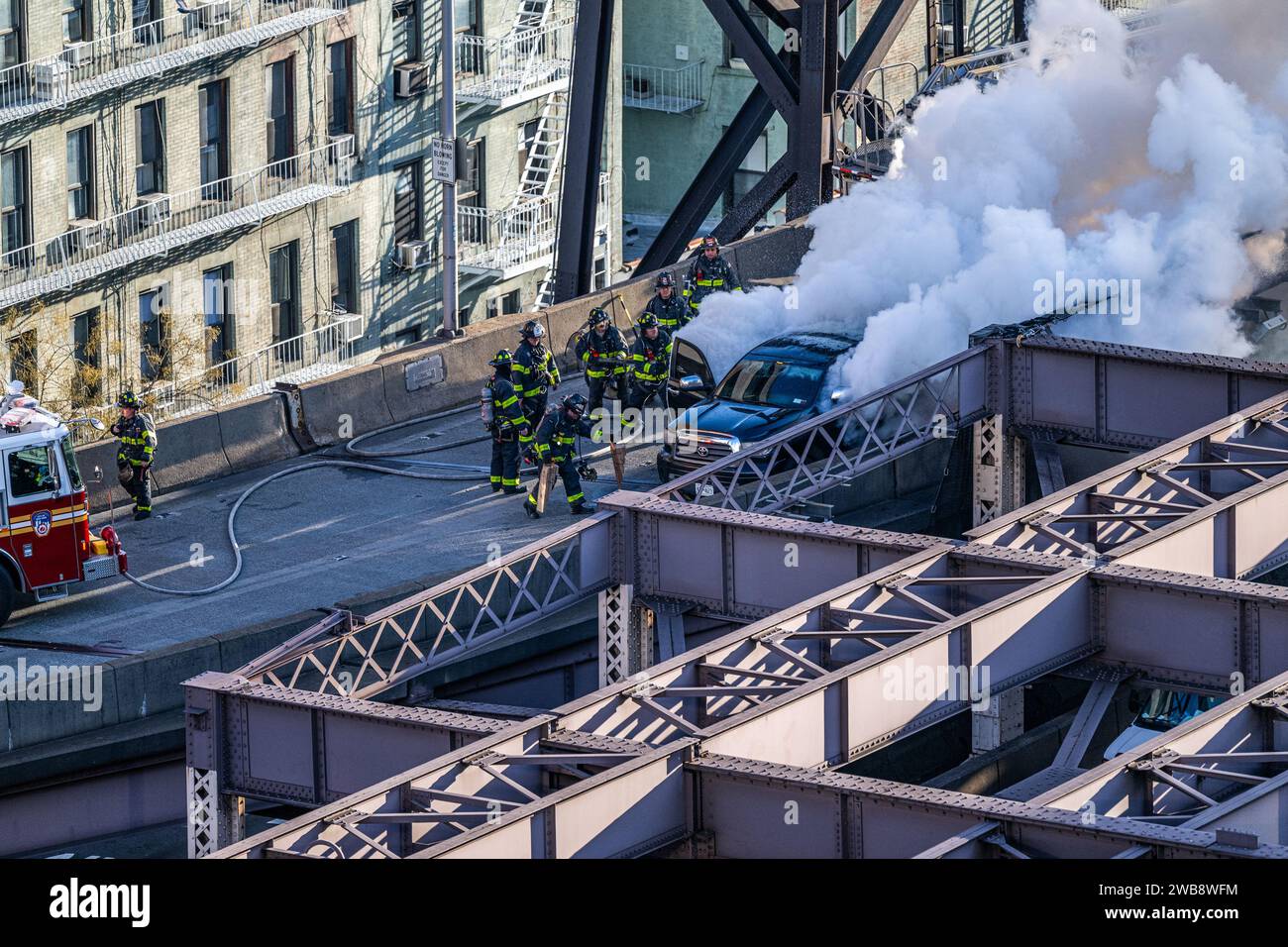 Une vue aérienne du service d'incendie en réponse à un incendie de voiture sur le pont Queensborough à New York Banque D'Images