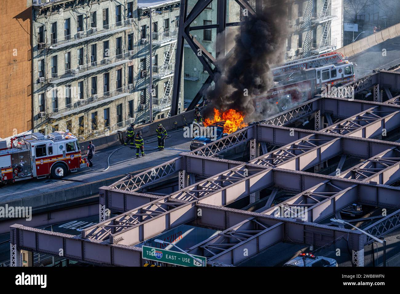 Une vue aérienne du service d'incendie en réponse à un incendie de voiture sur le pont Queensborough à New York Banque D'Images