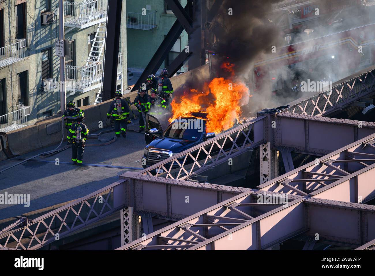 Une vue aérienne du service d'incendie en réponse à un incendie de voiture sur le pont Queensborough à New York Banque D'Images
