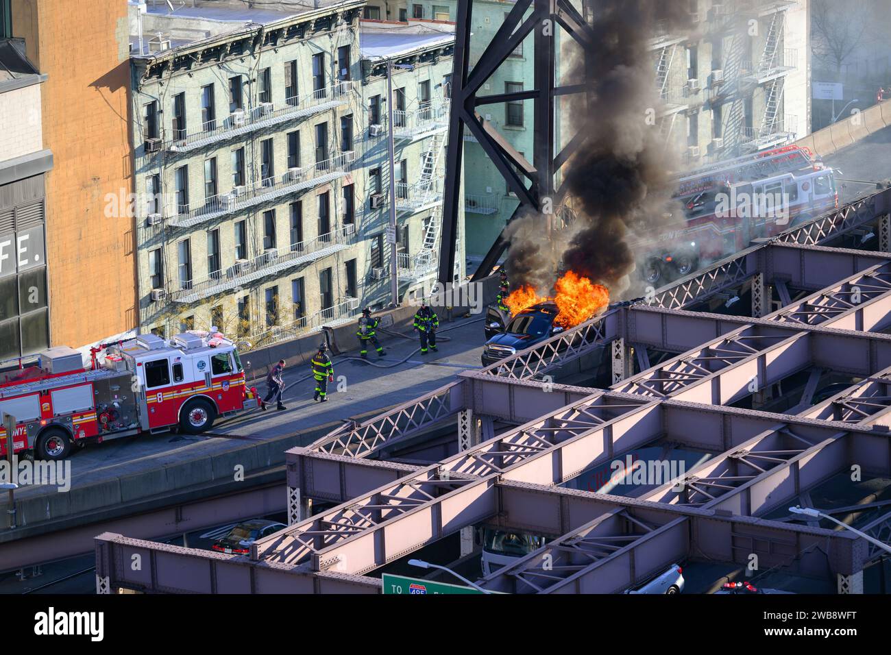 Une vue aérienne du service d'incendie en réponse à un incendie de voiture sur le pont Queensborough à New York Banque D'Images