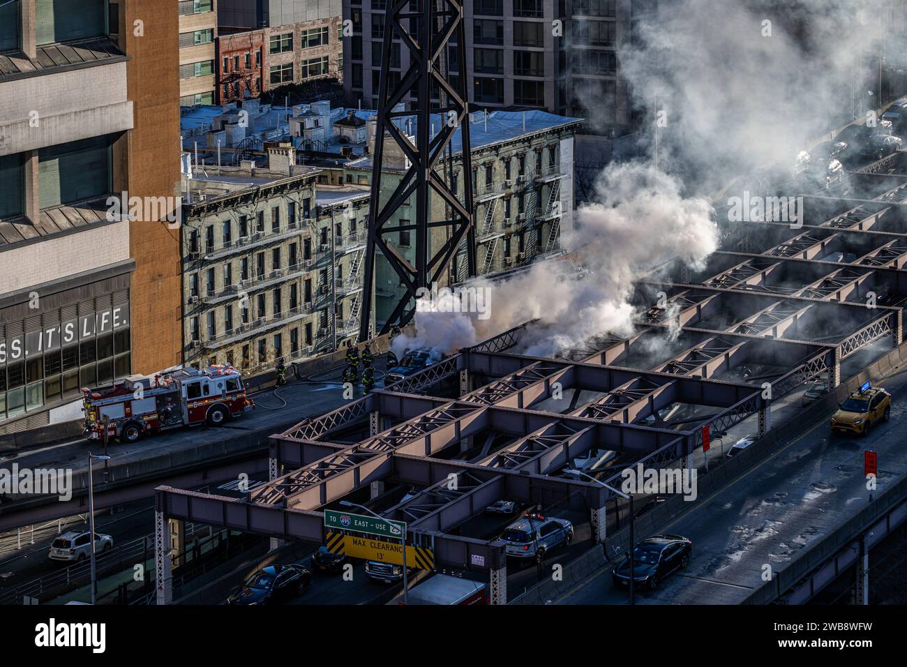 Une vue aérienne du service d'incendie en réponse à un incendie de voiture sur le pont Queensborough à New York Banque D'Images