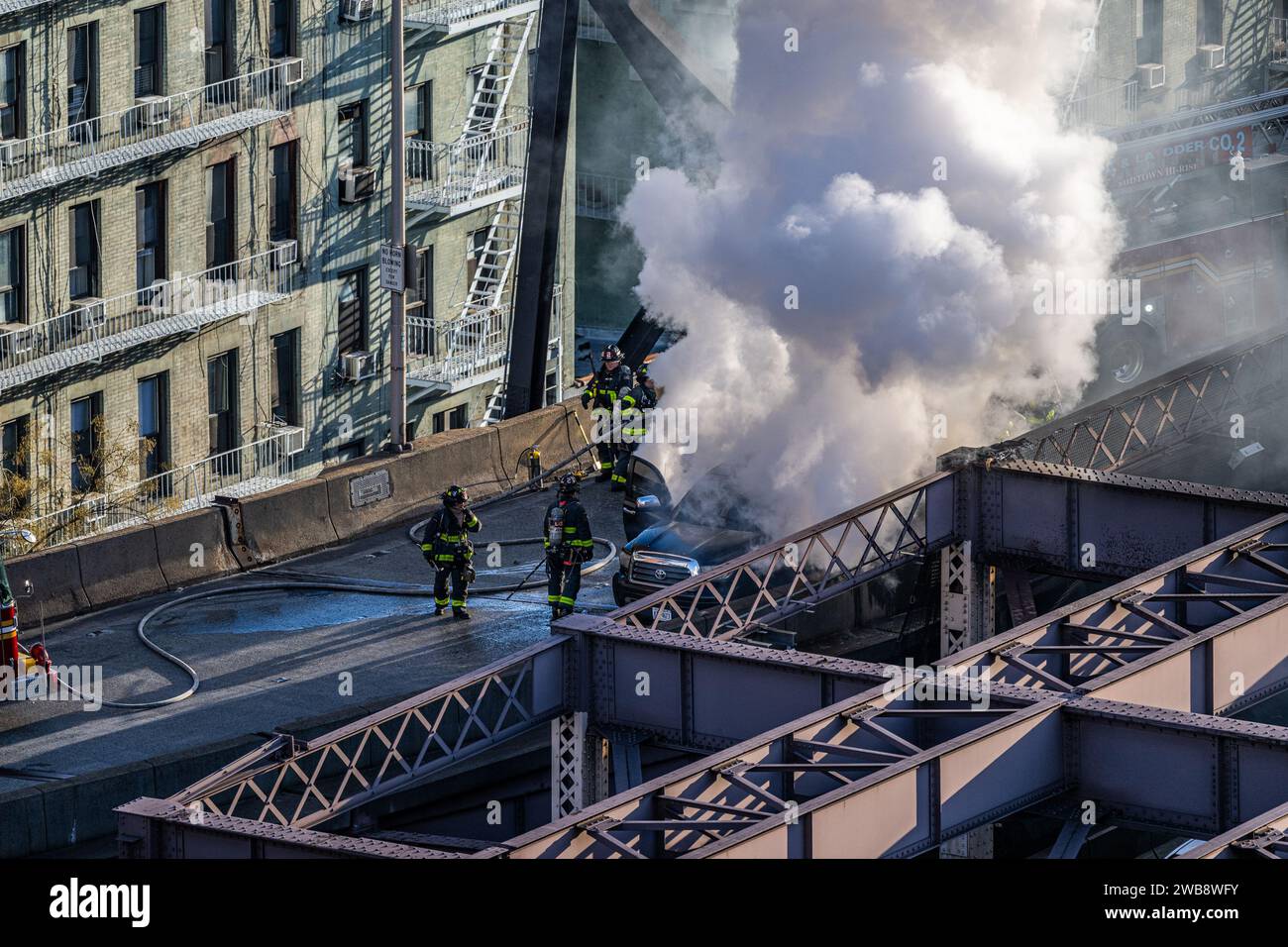 Une vue aérienne du service d'incendie en réponse à un incendie de voiture sur le pont Queensborough à New York Banque D'Images