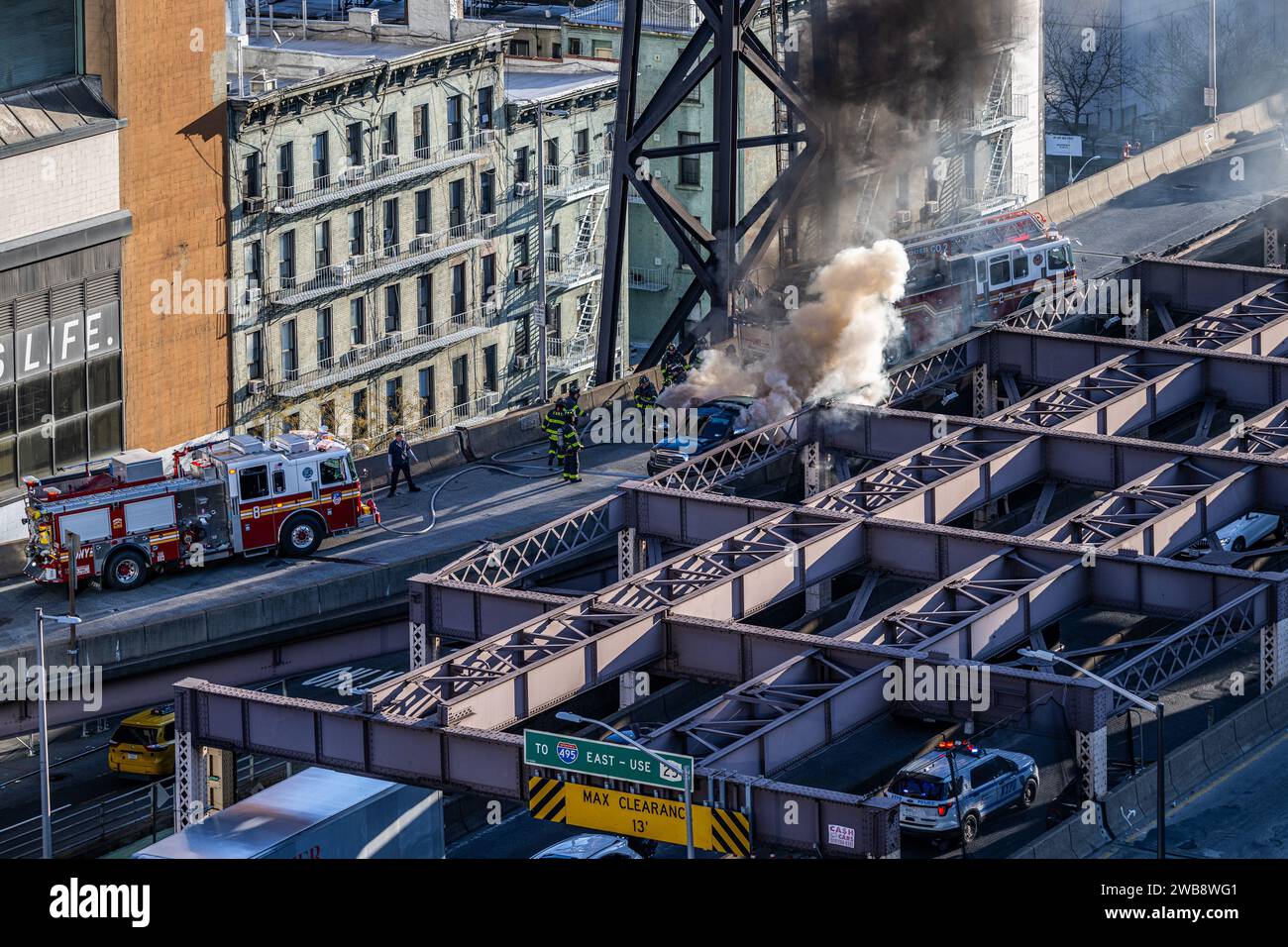 Une vue aérienne du service d'incendie en réponse à un incendie de voiture sur le pont Queensborough à New York Banque D'Images