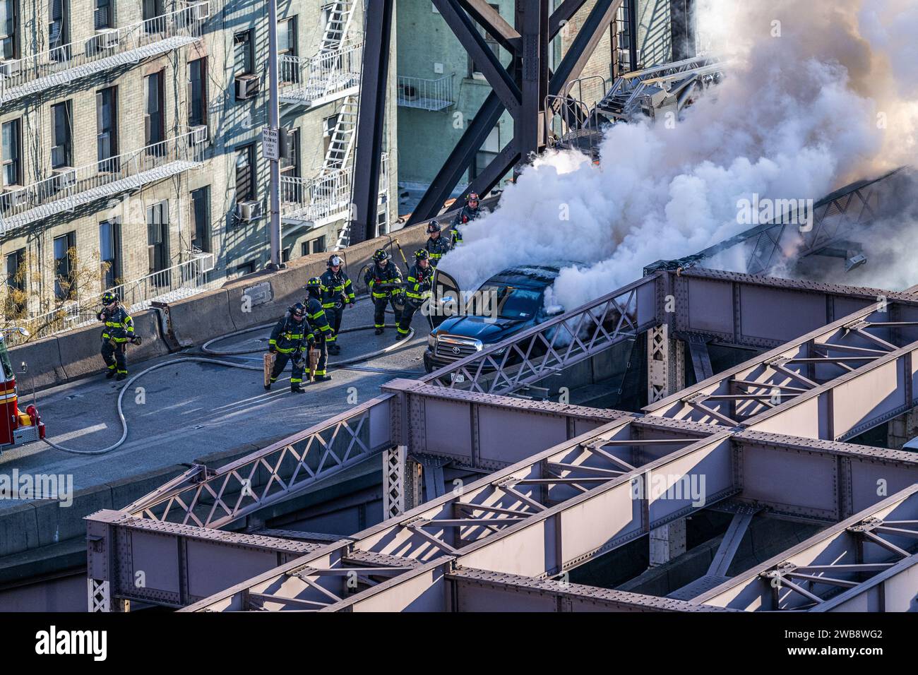 Une vue aérienne du service d'incendie en réponse à un incendie de voiture sur le pont Queensborough à New York Banque D'Images