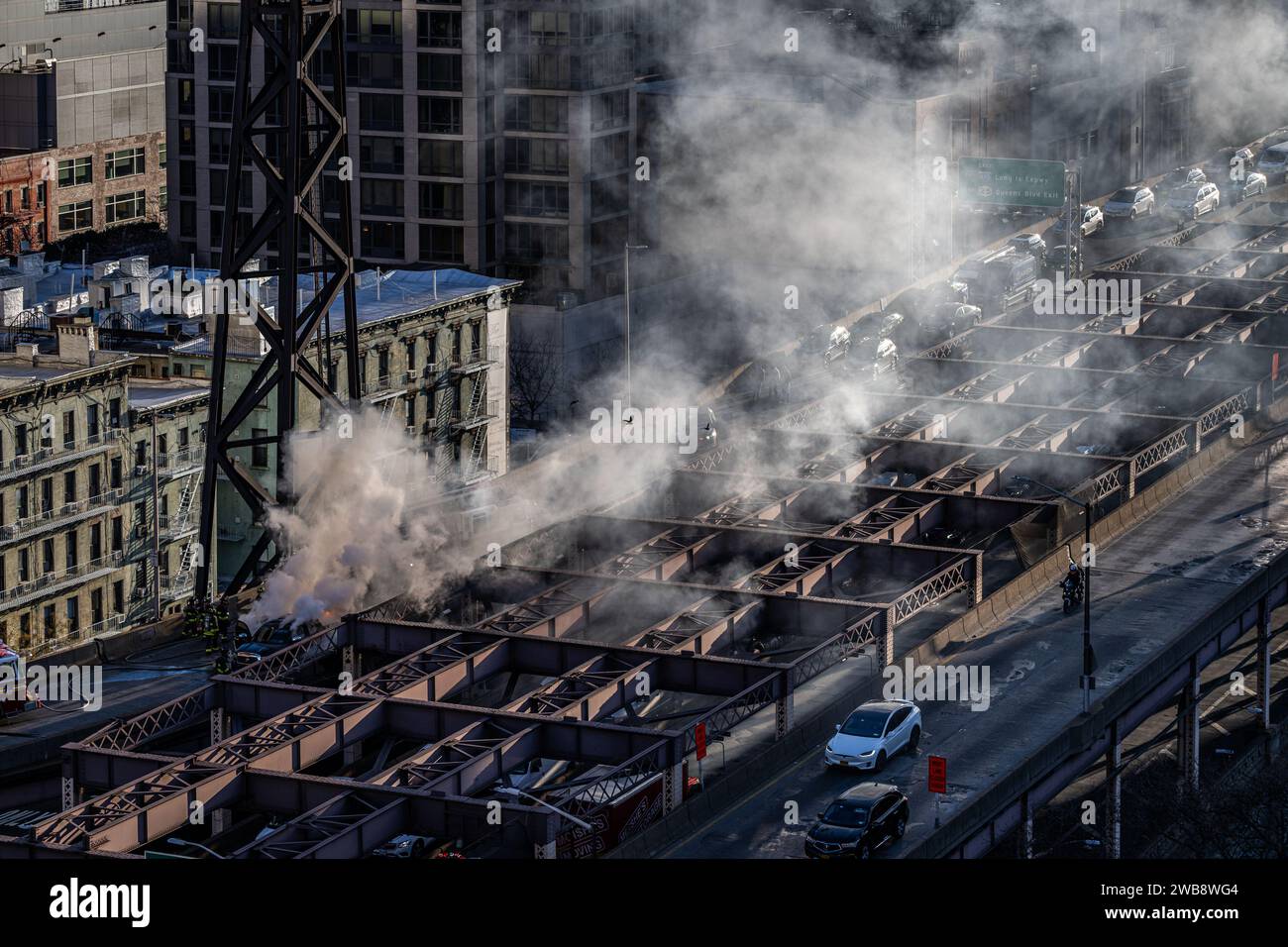 Une vue aérienne du service d'incendie en réponse à un incendie de voiture sur le pont Queensborough à New York Banque D'Images