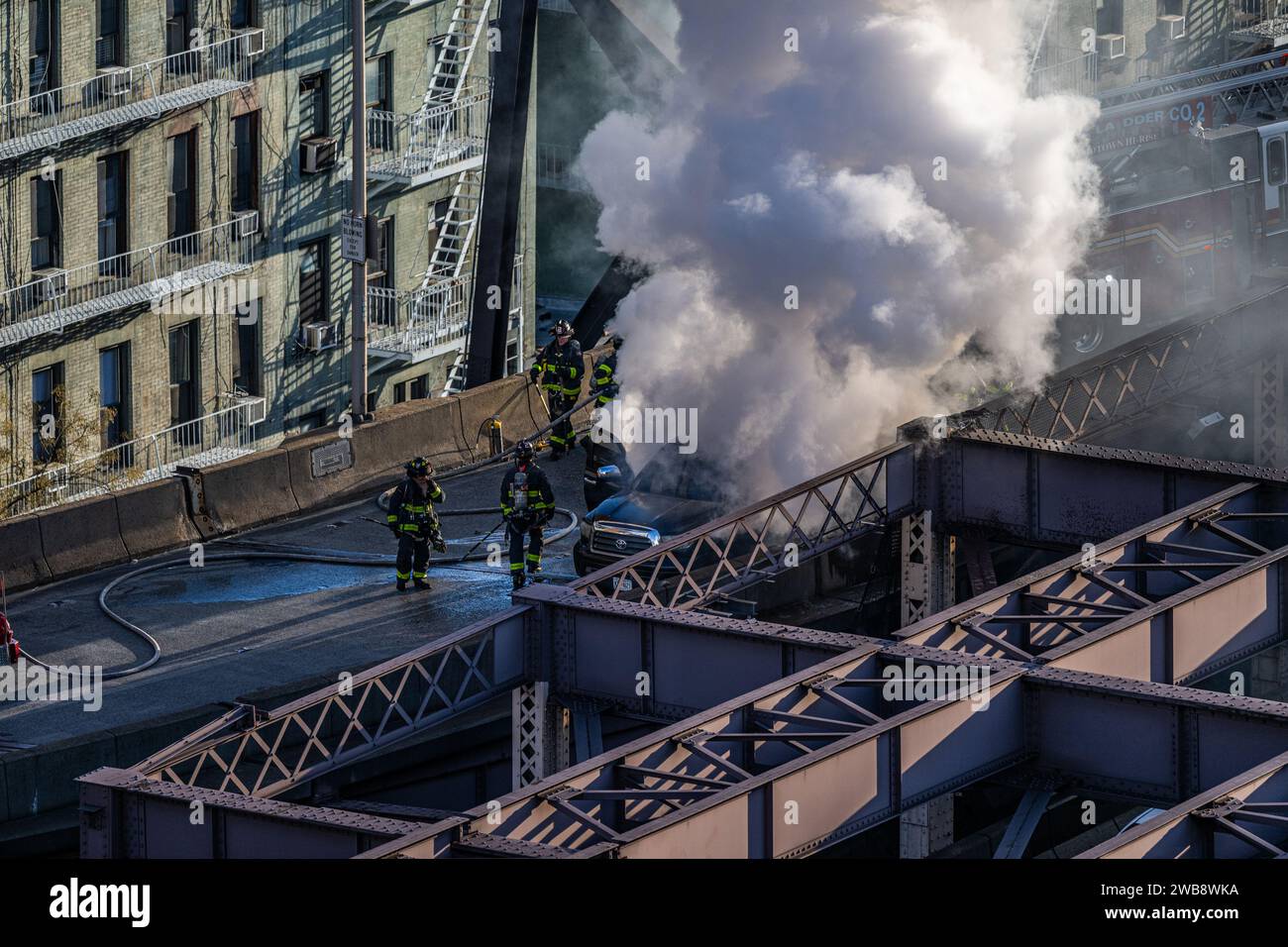 Une vue aérienne du service d'incendie en réponse à un incendie de voiture sur le pont Queensborough à New York Banque D'Images
