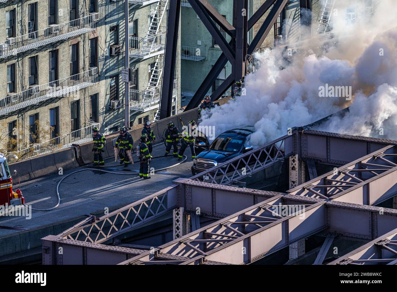 Une vue aérienne du service d'incendie en réponse à un incendie de voiture sur le pont Queensborough à New York Banque D'Images