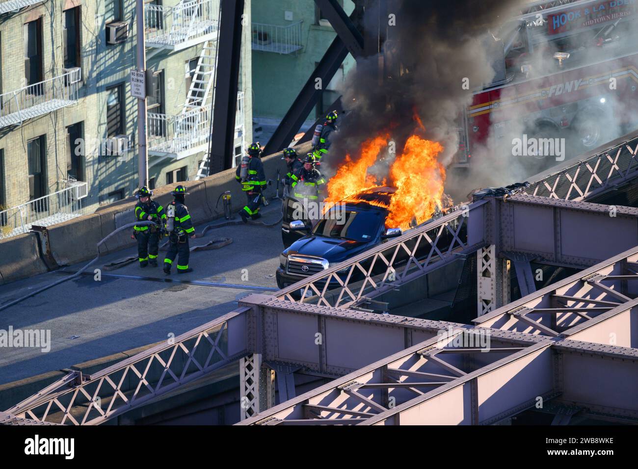 Une vue aérienne du service d'incendie en réponse à un incendie de voiture sur le pont Queensborough à New York Banque D'Images