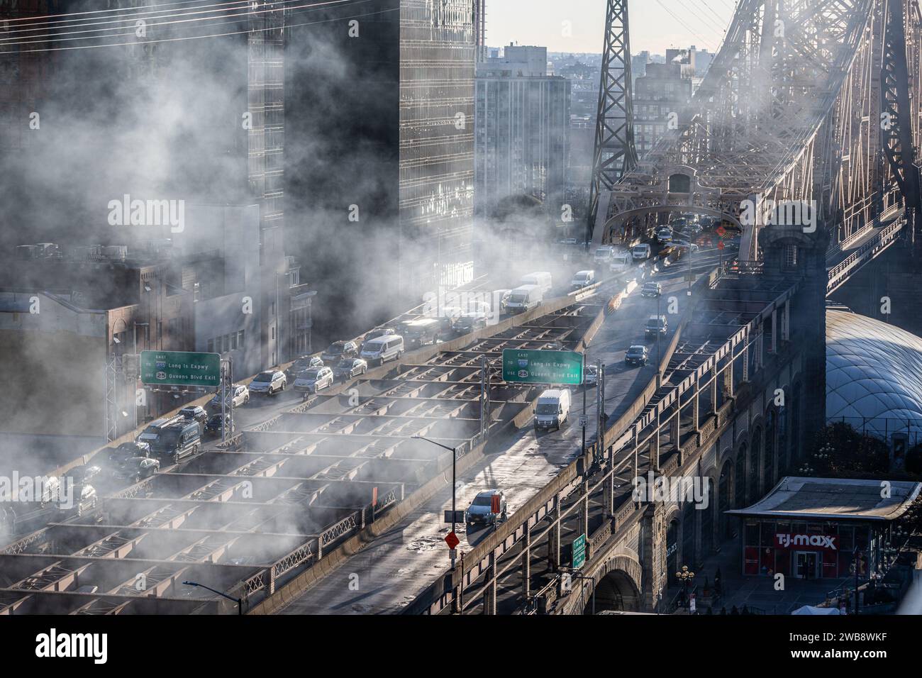 Une vue aérienne du service d'incendie en réponse à un incendie de voiture sur le pont Queensborough à New York Banque D'Images