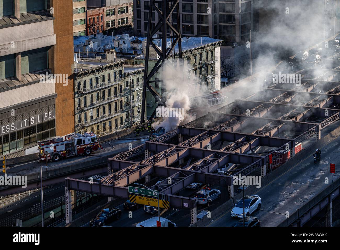 Une vue aérienne du service d'incendie en réponse à un incendie de voiture sur le pont Queensborough à New York Banque D'Images