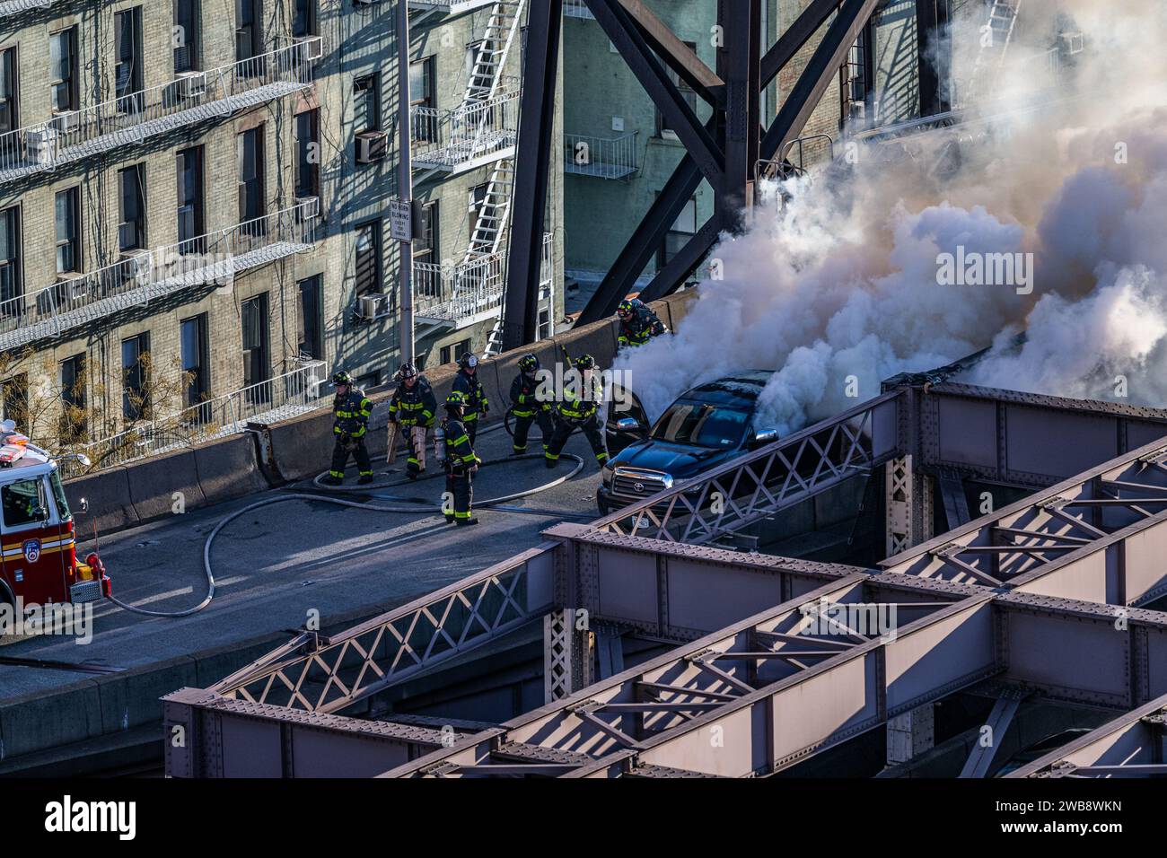 Une vue aérienne du service d'incendie en réponse à un incendie de voiture sur le pont Queensborough à New York Banque D'Images