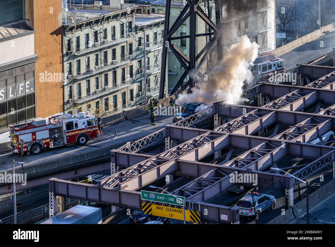 Une vue aérienne du service d'incendie en réponse à un incendie de voiture sur le pont Queensborough à New York Banque D'Images