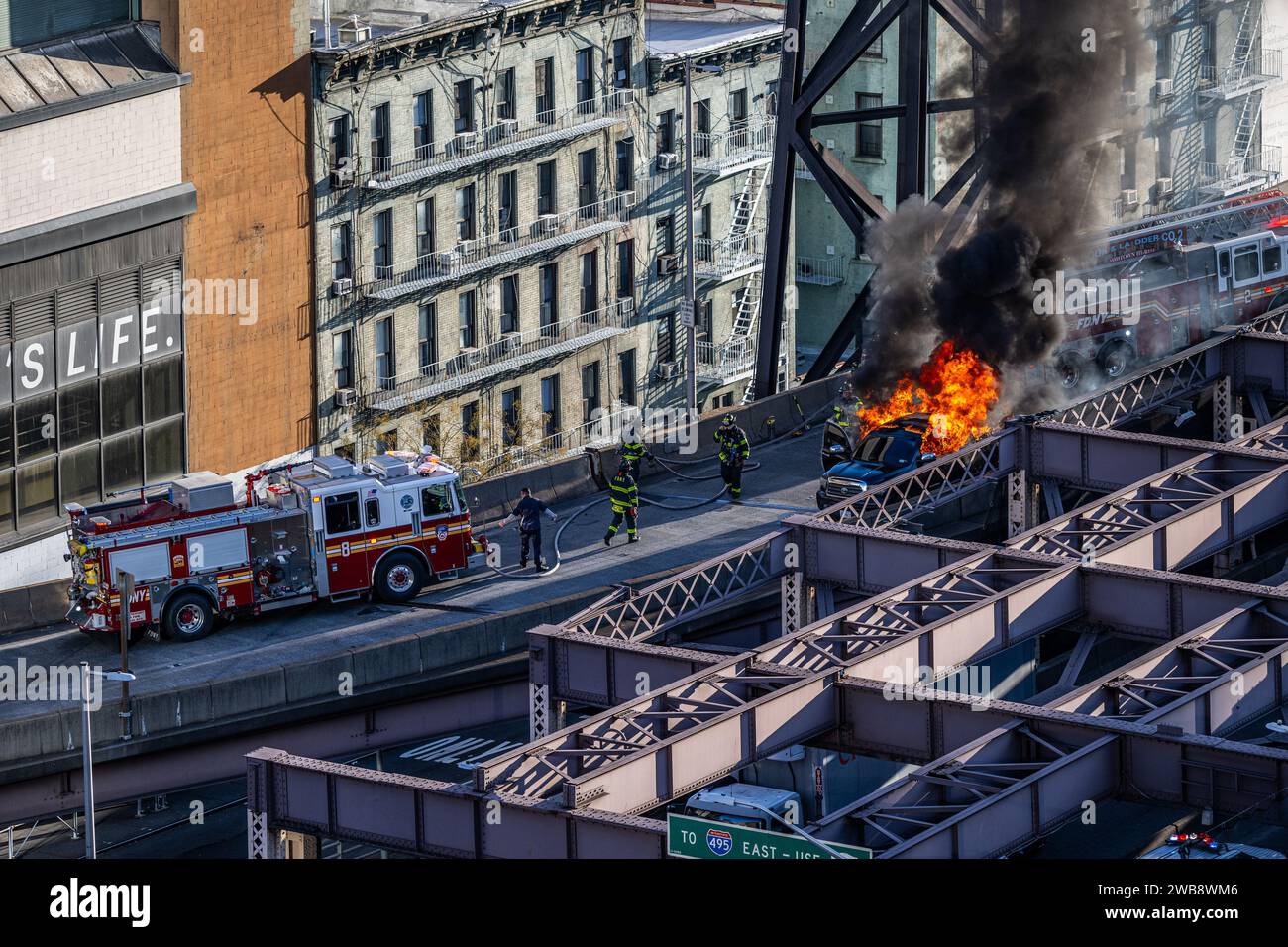 Une vue aérienne du service d'incendie en réponse à un incendie de voiture sur le pont Queensborough à New York Banque D'Images