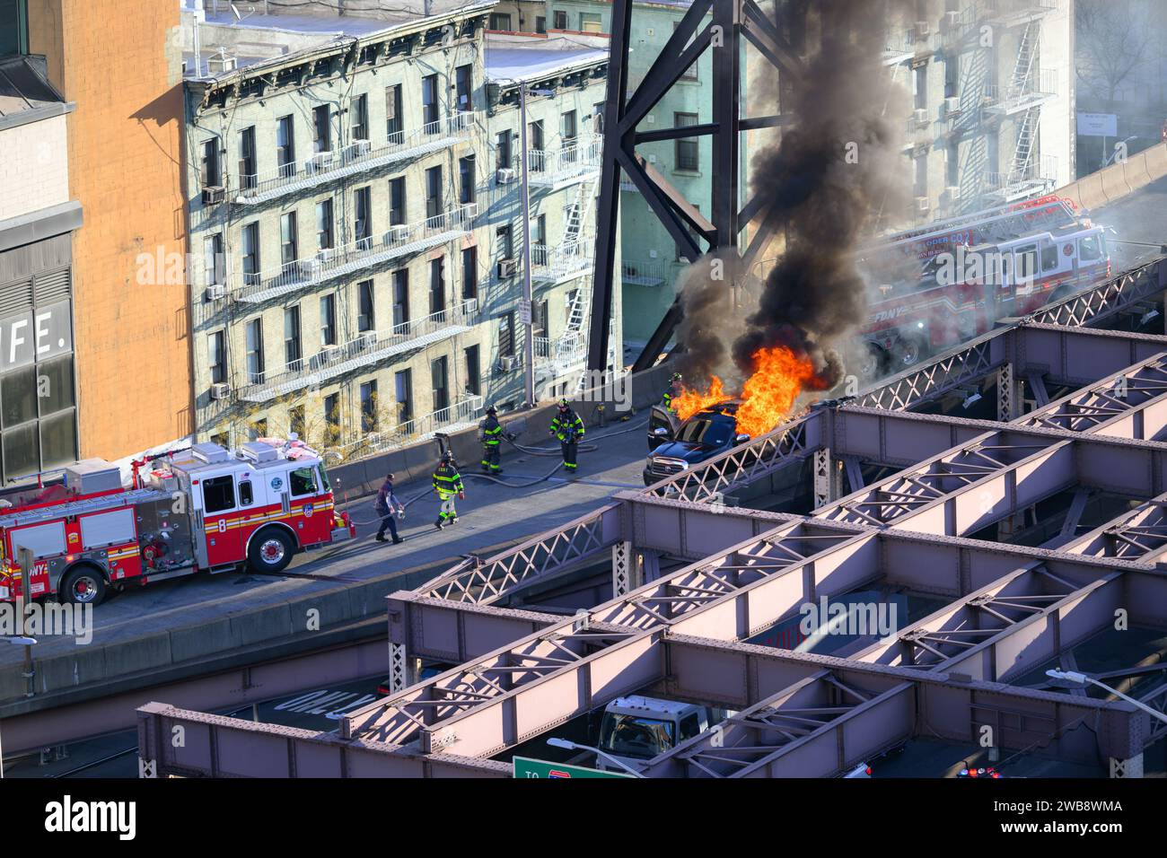 Une vue aérienne du service d'incendie en réponse à un incendie de voiture sur le pont Queensborough à New York Banque D'Images