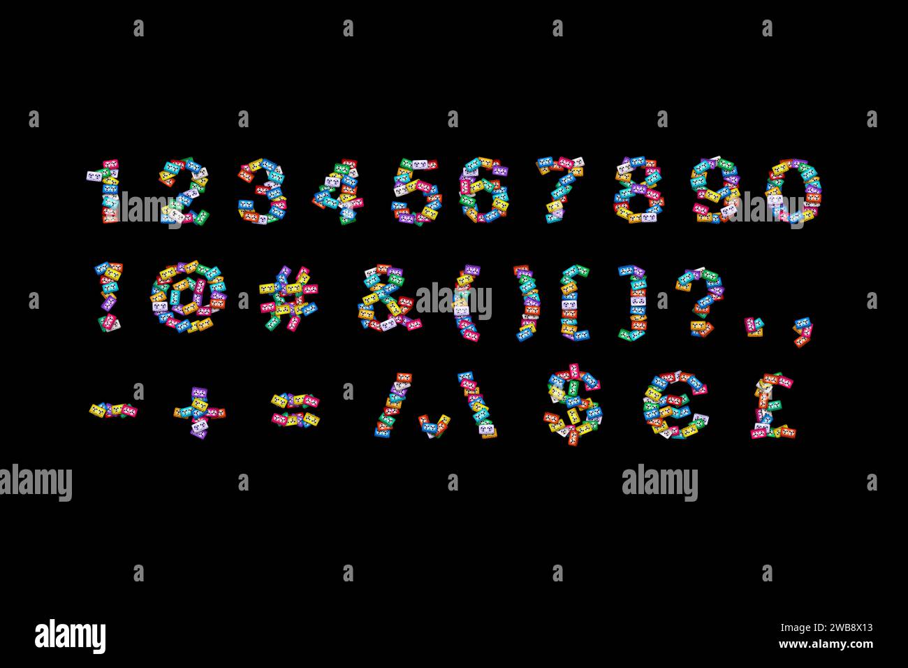 Vue de dessus de l'alphabet des chiffres et des symboles fait de cassettes audio rétro colorées dispersées sur un fond noir. Le concept de cadeau de thème de musique c Banque D'Images