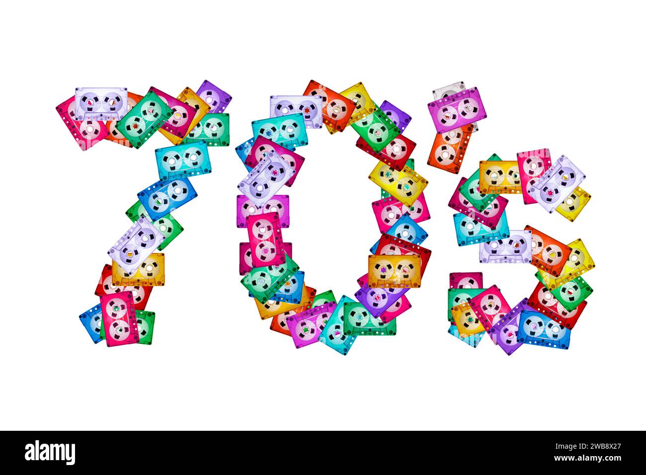 Vue de dessus du texte '70' sur fond blanc isolé, composé d'anciennes cassettes audio colorées mélangées. L'année de la nostalgie pour la maison analogique Banque D'Images