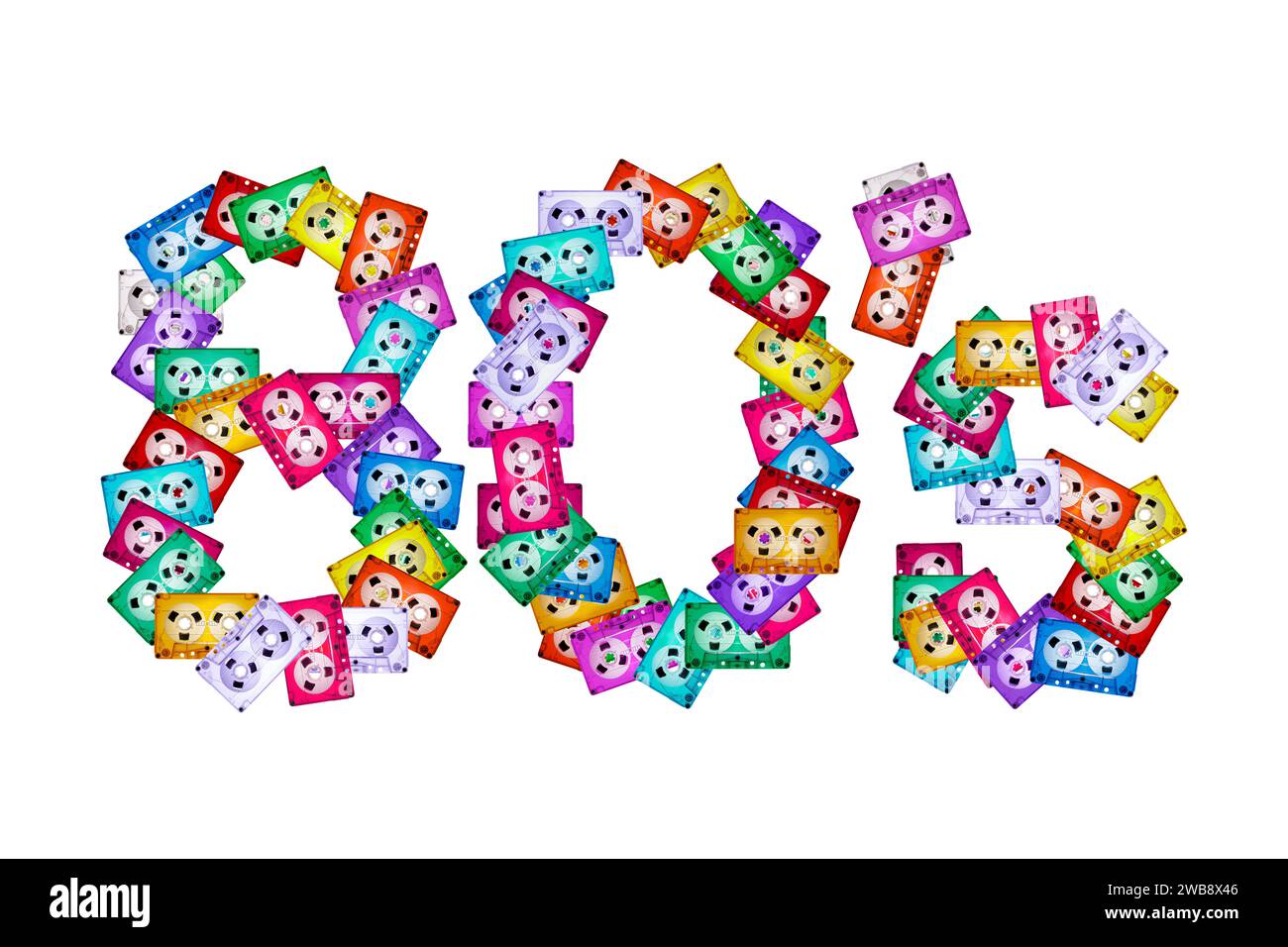 Vue de dessus du texte '80' sur fond blanc isolé, composé d'anciennes cassettes audio colorées mélangées. L'année de la nostalgie pour la maison analogique Banque D'Images
